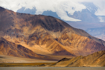 Berg langs de Karakoram Highway die China (provincie Xinjiang) met Pakistan verbindt via de Kunjerab-pas.