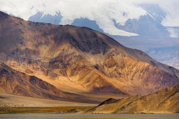 Foto op Plexiglas K2 Berg langs de Karakoram Highway die China (provincie Xinjiang) met Pakistan verbindt via de Kunjerab-pas.