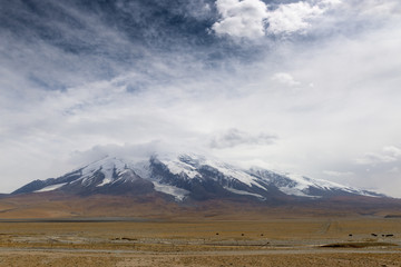 Naklejka premium Mountain along the Karakoram Highway that link China (Xinjiang province) with Pakistan via the Kunjerab pass.