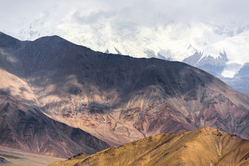 Naklejka na ściany i meble Mountain along the Karakoram Highway that link China (Xinjiang province) with Pakistan via the Kunjerab pass.