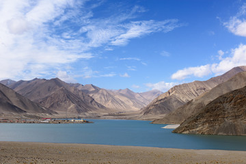 Landscape of Mountain and Lake around Muztagh Ata and Karakuli Lake, Pamir Mountains, Kasgar, Xinjiang, China