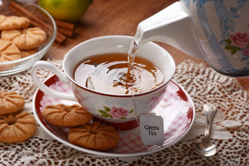 versare l'acqua calda nella tazza con la bustina di tè verde