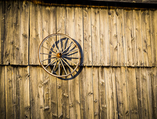 Obraz premium Rustic Old Barn and Wagon Wheel