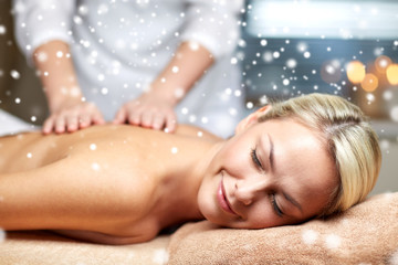 Obraz na płótnie Canvas close up of woman having back massage in spa