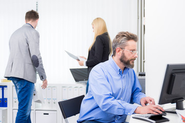 mitarbeiter bei der arbeit im büro