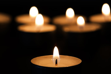 Brennende Teelichter