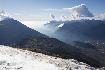 Prima neve e vista sul lago di Garda