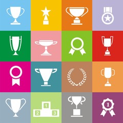 Conjunto de iconos de trofeos, premios, condecoraciones y medallas sobre fondos de colores © imaagio.stock