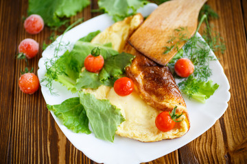 Omelette with tomatoes and lettuce