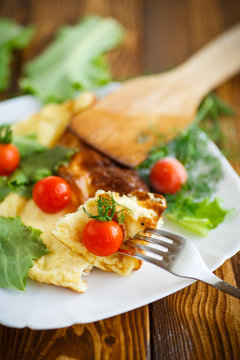 Omelette with tomatoes and lettuce