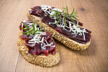 Tostas de cecina y queso de cabra