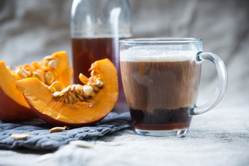 Kaffee mit Sojasahne und Kürbissirup