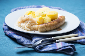 Vegane Bratwurst mit Sauerkraut und Kartoffeln