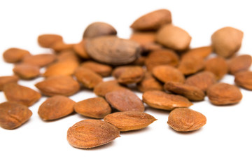 Mandorle fresche su fondo bianco