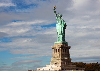 Obraz premium Statue of Liberty with Clouds Horisontal Right View