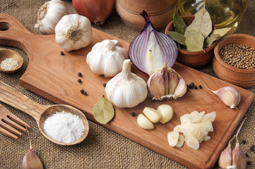 Garlic, onion, coriander, sesame seeds, black pepper, bay leaf, sea salt, olive oil,