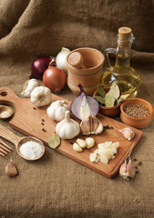 Garlic, onion, coriander, sesame seeds, black pepper, bay leaf, sea salt, olive oil,