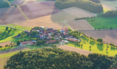 Luftaufnahme, Kleines Dorf in der Fränkischen Schweiz