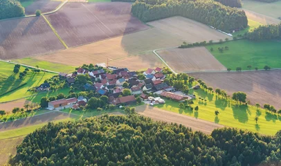 Deurstickers Luftaufnahme, Kleines Dorf in der Fränkischen Schweiz © schulzfoto