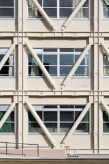 学校の制震装置