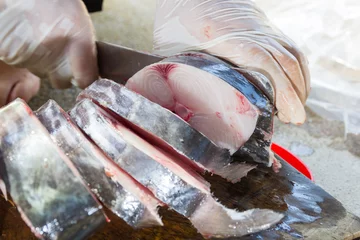Crédence de cuisine en verre imprimé Poisson slice and cut the king mackerel fish