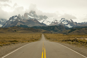 Naklejka premium Road to Fitzroy Peaks - El Chalten - Argentina