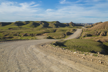 Obraz premium Unpaved road in Iraqi desert near Kirkuk city