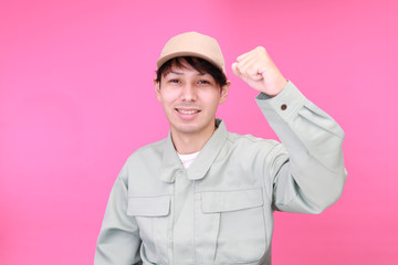 ガッツポーズの労働者