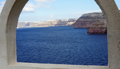 Fototapeta na wymiar view through archway to aegean sea of santorini island