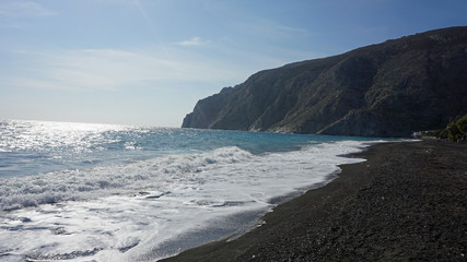 Obraz premium volcanic beach in kamari on santorini siland