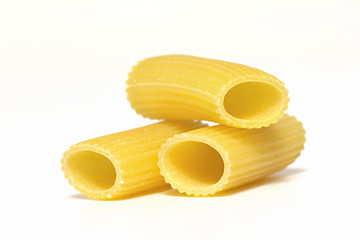 Rigatoni auf weißem Hintergrund