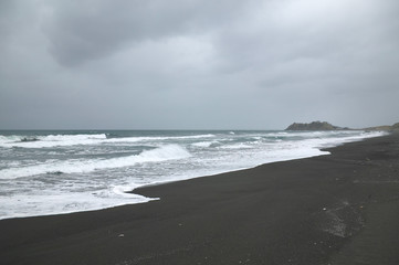 荒れる海岸と遠い岬