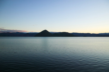 夜明け前の静かな湖