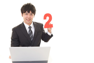 数字を持つ男性