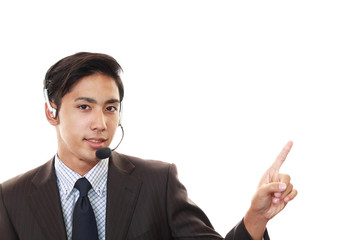 指示する笑顔のオペレーター