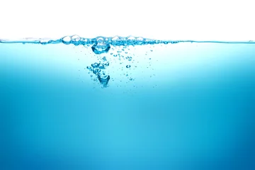 Photo sur Plexiglas Eau Close up blue Water splash with bubbles on white background