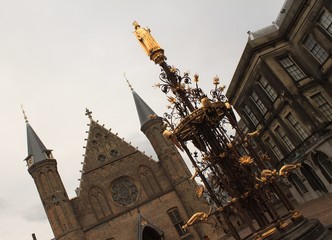 Fototapeta na wymiar Den Haag, Goldener Brunnen vor dem Rittersaal im Herzen der Stadt