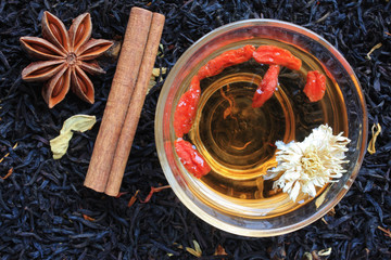 Thé noir aromatisé avec chrysanthème, goji, badiane chinoise et bâton de cannelle