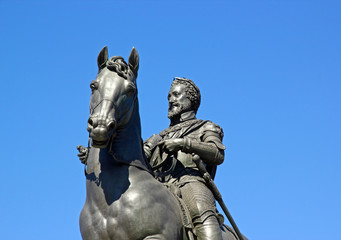 Fototapeta premium Statue équestre d'Henry IV, place royale à Paris (France)