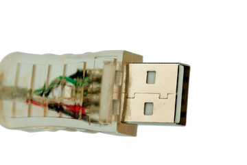 USB-Kabel vor weißem Hintergrund