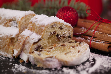 weihnachtlicher christsollen mit puderzucker