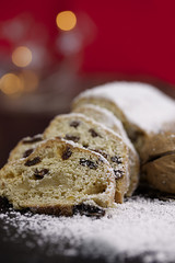 weihnachtlicher christsollen mit puderzucker