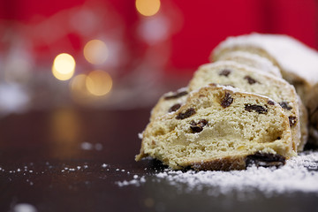 weihnachtlicher christsollen mit puderzucker