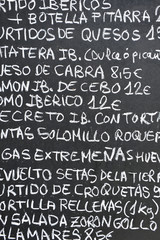 Tapas y raciones, pizarra con el men&uacute;, bar espa&ntilde;ol t&iacute;pico, Espa&ntilde;a