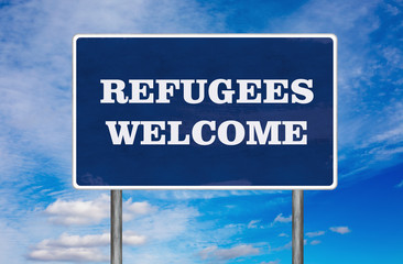 Obraz premium The road sign with Refugees welcome sign