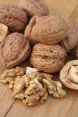 noci su tavolo di legno