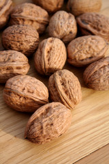 noci su tavolo di legno