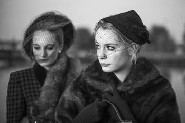 Donne anni '40 in bianco e nero