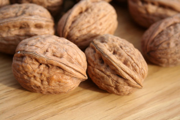 noci su tavolo di legno