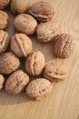 noci su tavolo di legno